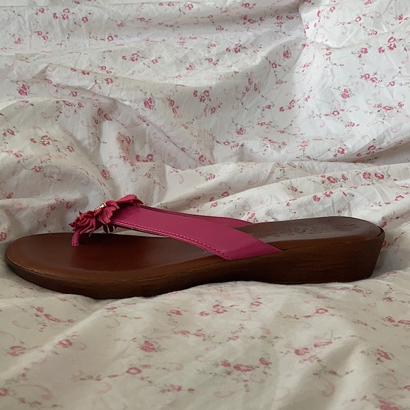 Beautiful woman’s pink ItalianShoemakers flipflop. - Picture 4 of 5